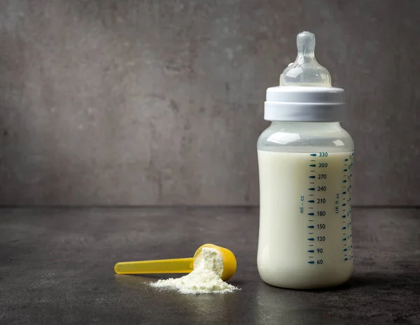 Бутылка детского молока — стоковое фото