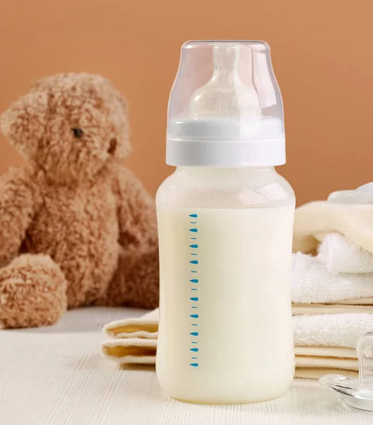 Mjölk nappflaska — Stockfoto