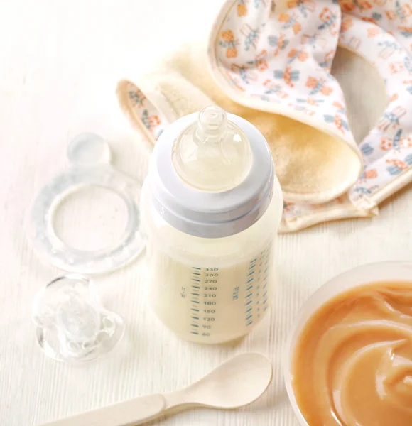 Babyfles melk — Stockfoto