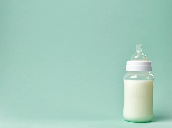 Babyfles melk — Stockfoto