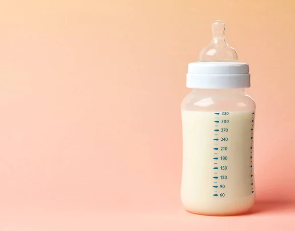 Дитяча пляшка молока — стокове фото