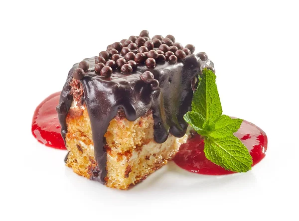 Biscuit taart met chocolade en aardbeien saus — Stockfoto
