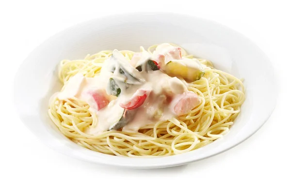Spaghetti con verdure e salsa cremosa — Foto Stock