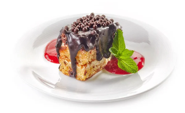 Biszkoptowe ciasto z sosem czekolada i truskawka — Zdjęcie stockowe