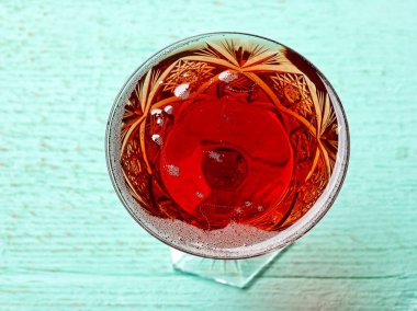 Kırmızı köpüklü şarap