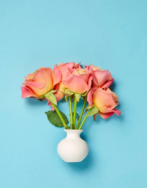 Rosas rosadas en jarrón blanco — Foto de Stock