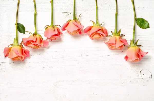 Beyaz ahşap masada pembe güller — Stok fotoğraf
