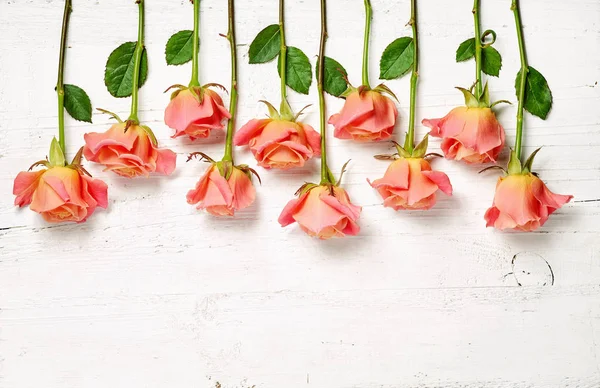 Roze rozen op witte houten tafel — Stockfoto