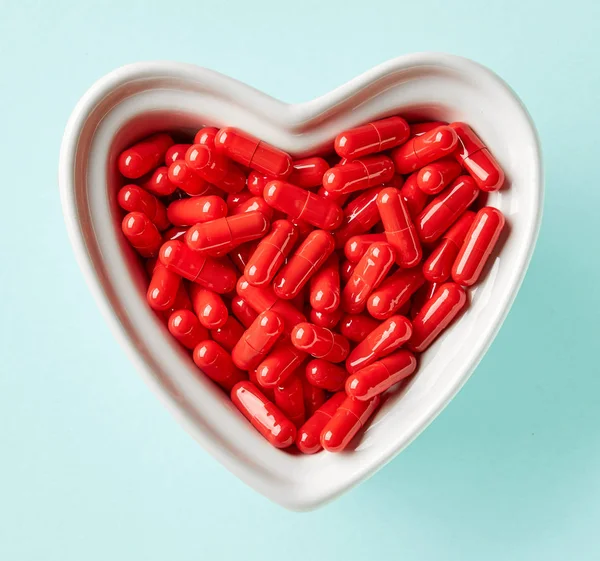 Ciotola di pillole rosse — Foto Stock