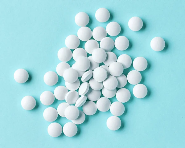 Λευκά χάπια σε μπλε φόντο — Φωτογραφία Αρχείου