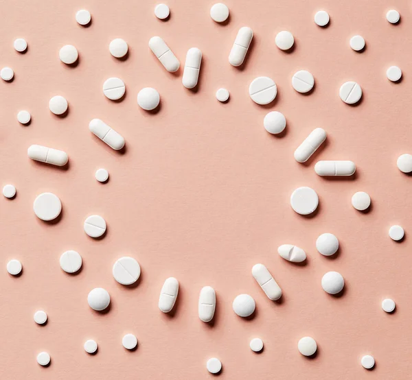 粉红背景的白色药丸 — 图库照片