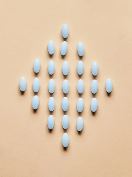 在米色的背景上的蓝色药丸 — 图库照片