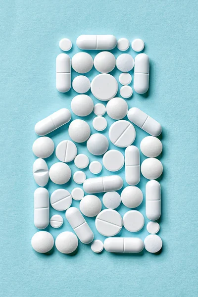Pilules blanches sur fond bleu — Photo