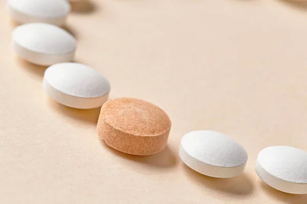 Белые и оранжевые таблетки — стоковое фото