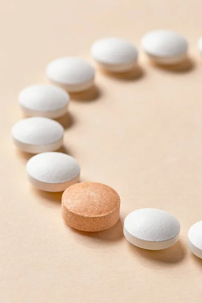 White and orange pills — Stock Photo, Image