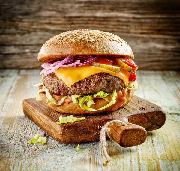 Friss, ízletes burger — Stock Fotó