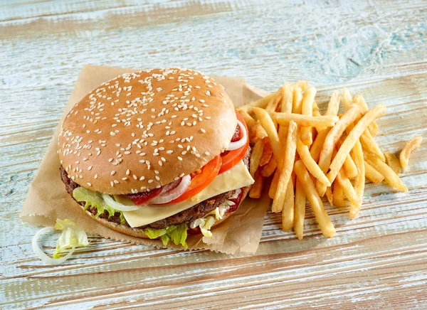 Friss, ízletes hamburger és sült krumpli — Stock Fotó