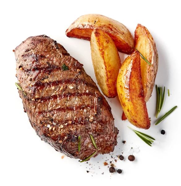 Bife grelhado e batatas — Fotografia de Stock