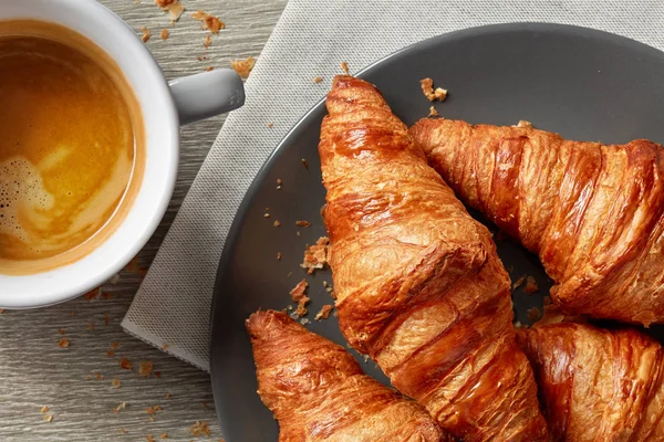 Frisch gebackene Croissants und Kaffee-Espresso — Stockfoto