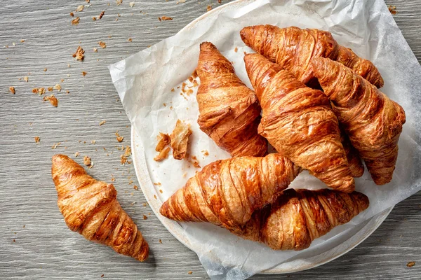 Croissants fraîchement cuits au four — Photo