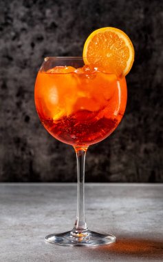 Bir bardak aperol spreyi kokteyli.