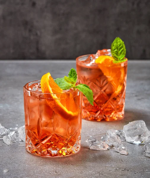 Dois copos de cocktail de refrigerante aperol — Fotografia de Stock