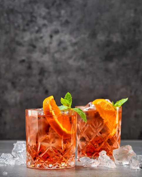 Dois copos de cocktail de refrigerante aperol — Fotografia de Stock