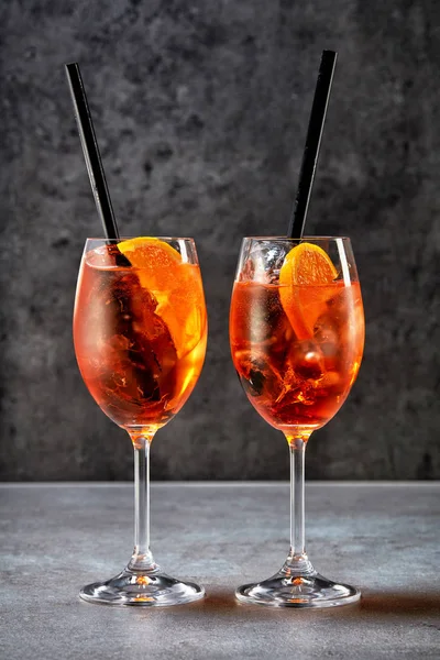 Два стакана коктейля с аперолом — стоковое фото