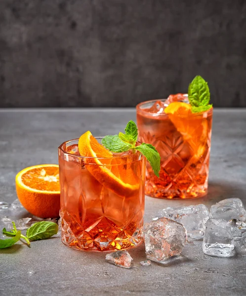 Dois copos de cocktail de refrigerante aperol — Fotografia de Stock