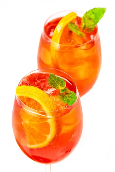 Dois copos de aperol spritz cocktail — Fotografia de Stock