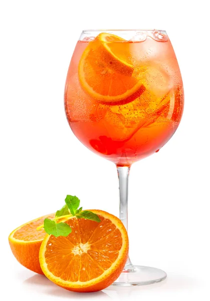 Bir bardak aperol spreyi kokteyli.