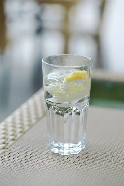 Стакан газированной воды и лимон. — стоковое фото