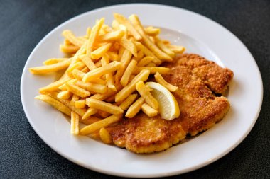 Wiener Schnitzel patates kızartması ile