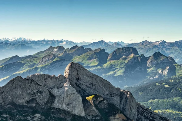 Widok na góry z Mount Saentis, Szwajcaria, Alpy Szwajcarskie. — Zdjęcie stockowe