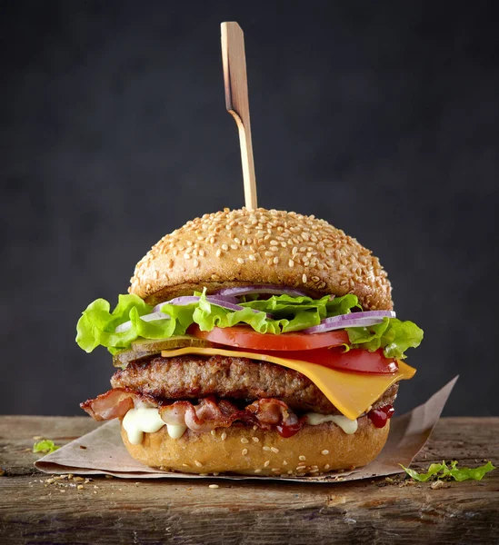 Świeży smaczny burger — Zdjęcie stockowe