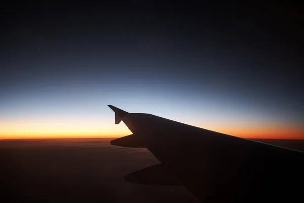 Vedendo il tramonto in volo Foto Stock