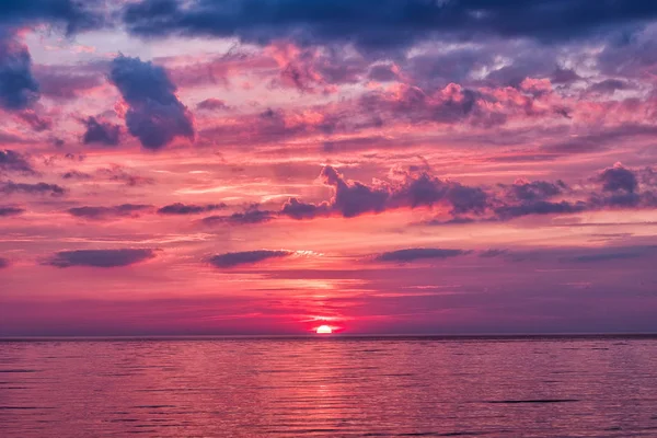 Dramática puesta de sol sobre el mar Fotos de stock