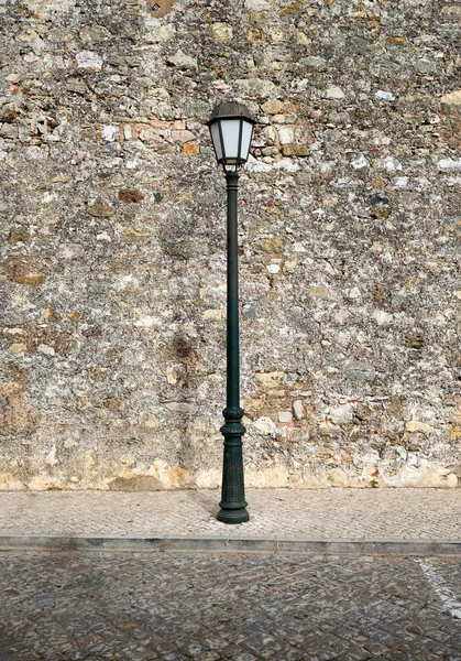 Streetlamp és a régi épület — Stock Fotó