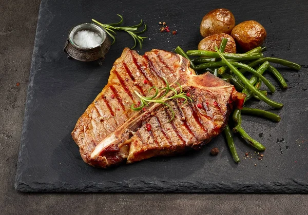 Čerstvě grilované T bone steak — Stock fotografie