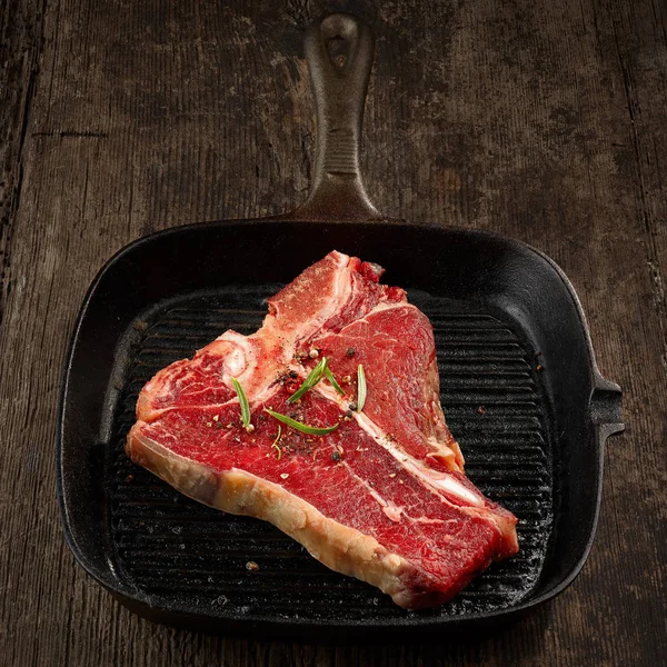 Friss nyers T csont steak — Stock Fotó