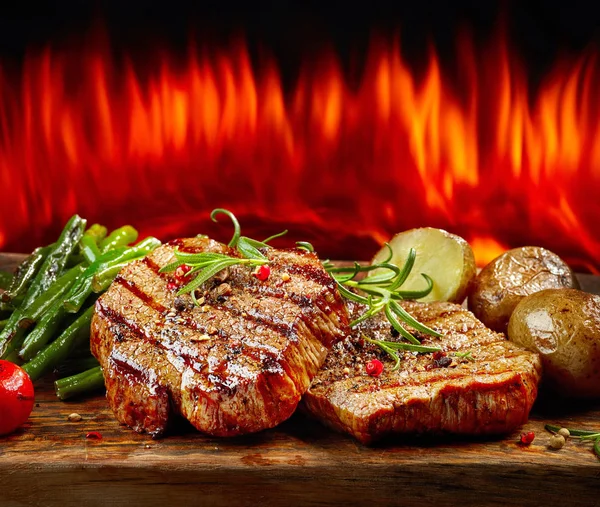 Čerstvě grilovaných steaků a zeleniny — Stock fotografie