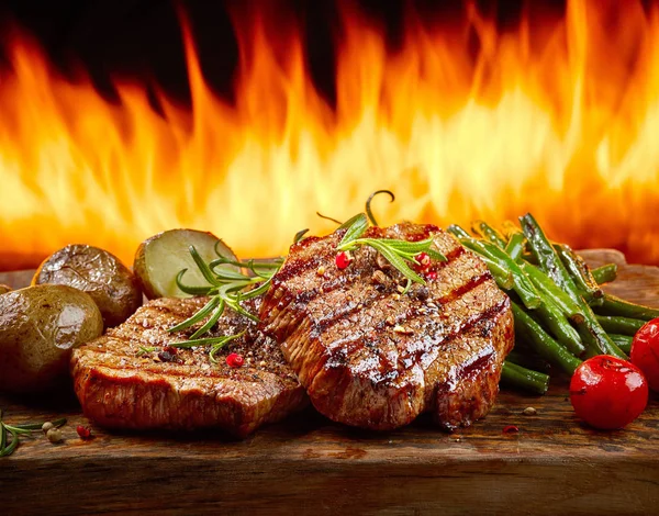 Čerstvě grilovaných steaků a zeleniny — Stock fotografie