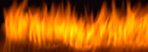 Verschwommene Flamme auf Schwarz — Stockfoto