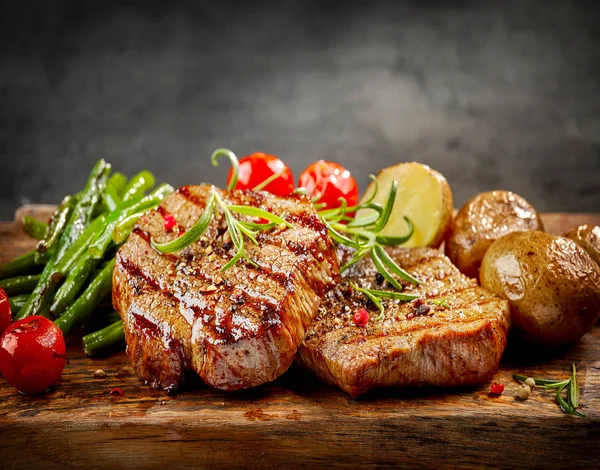 Filetes de carne a la parrilla — Foto de Stock