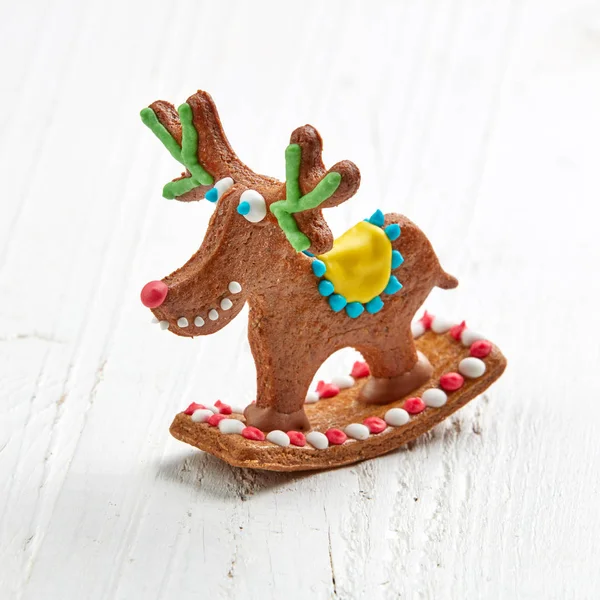 Peperkoek deer op witte houten tafel — Stockfoto