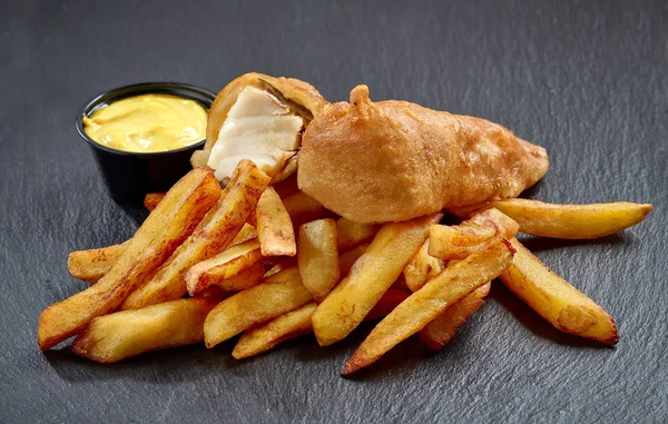 Pescado y patatas fritas —  Fotos de Stock