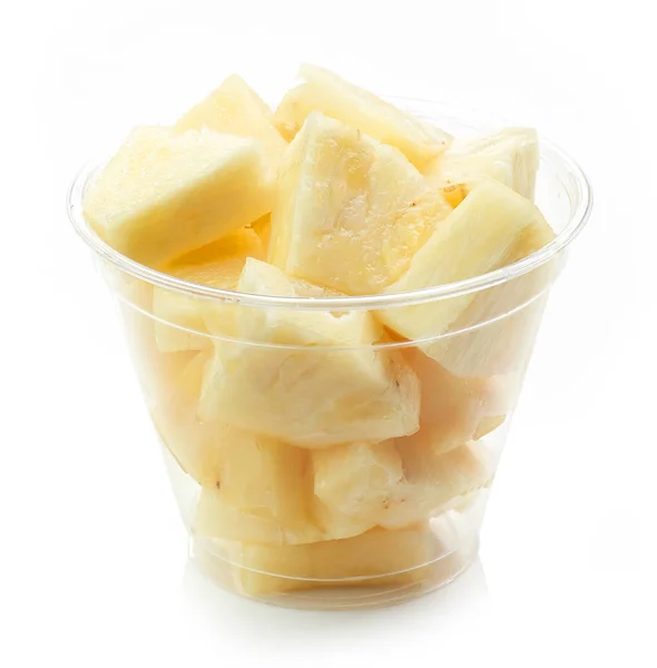 Frische Ananasstücke Salat im Plastikbecher — Stockfoto