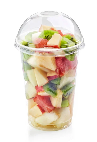 Ensalada de trozos de fruta fresca en taza de plástico —  Fotos de Stock