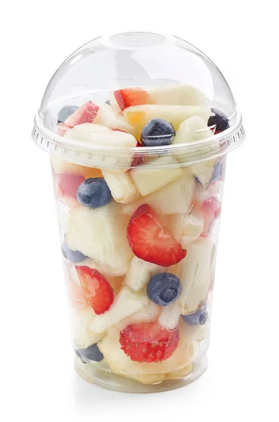 Frische Obststücke Salat im Plastikbecher — Stockfoto