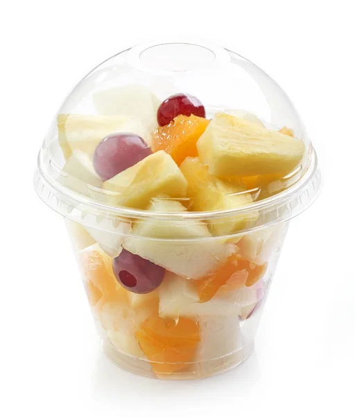 新鮮なフルーツは、プラスチック製のカップにサラダを個セットします。 — ストック写真